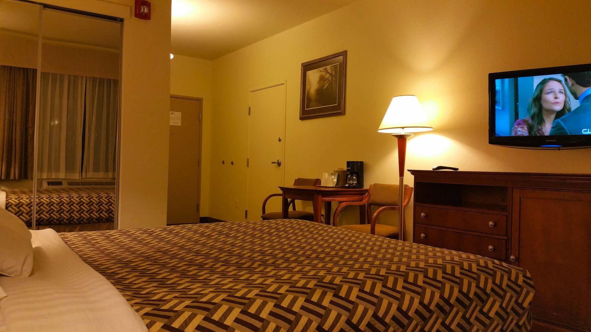 A Riverside Inn Travelodge By Wyndham Фэрплей Экстерьер фото