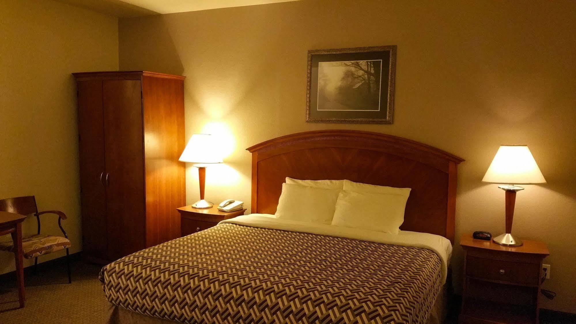 A Riverside Inn Travelodge By Wyndham Фэрплей Экстерьер фото