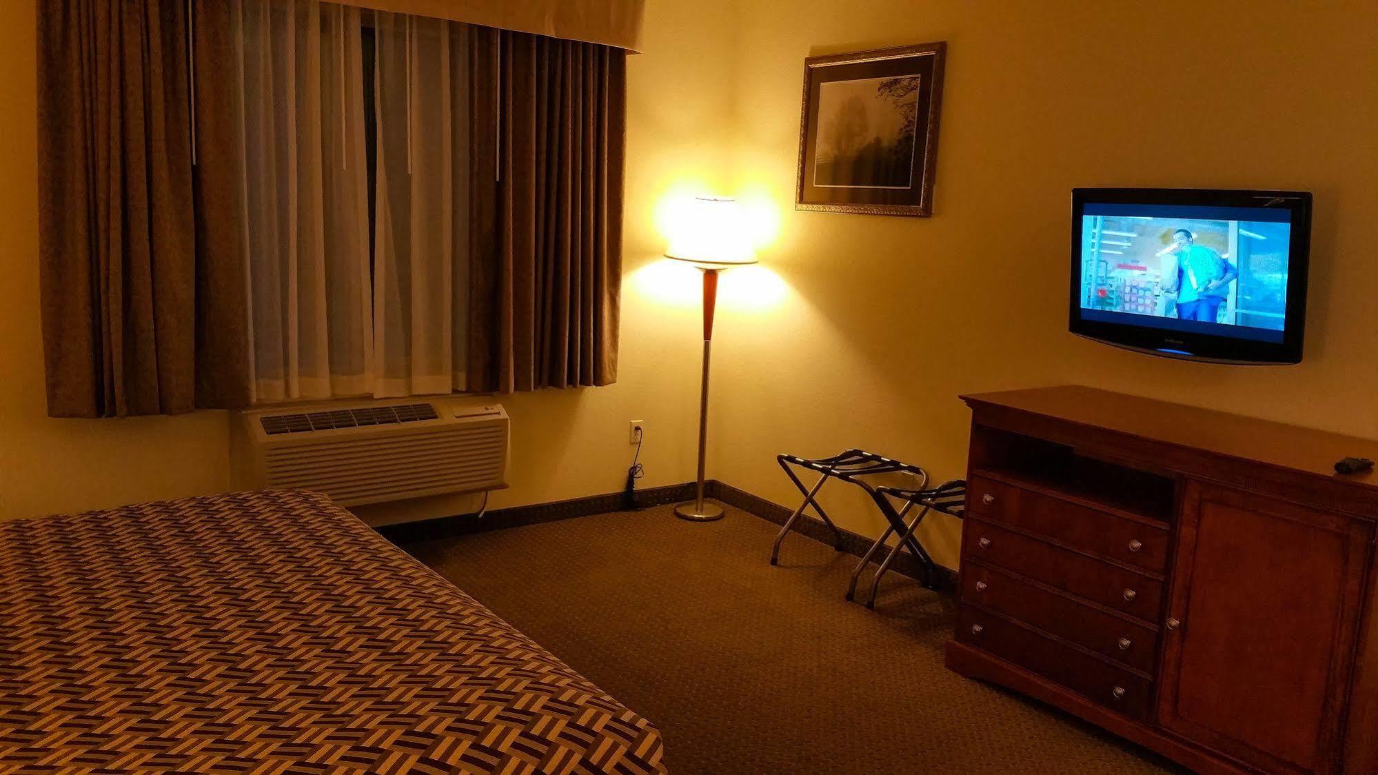 A Riverside Inn Travelodge By Wyndham Фэрплей Экстерьер фото