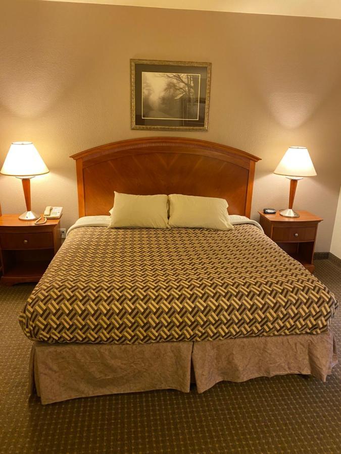 A Riverside Inn Travelodge By Wyndham Фэрплей Экстерьер фото